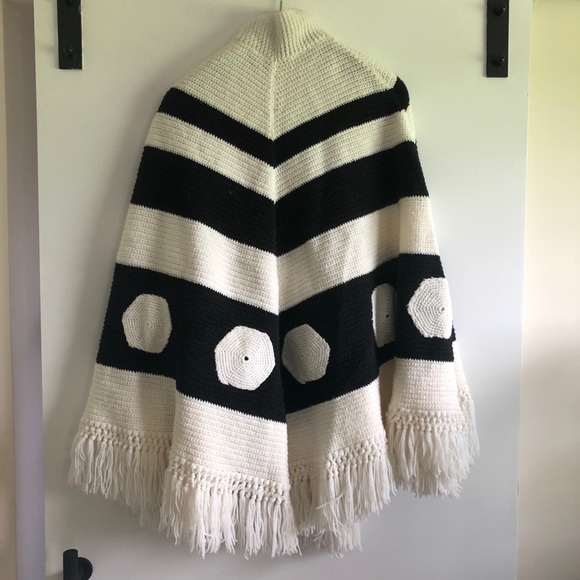 Vintage black and white crochet poncho - Picture 2 of 2